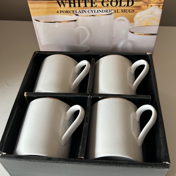 NWT. Maxwell&Williams white Gold porcelain cylindrical mugs - Picture 2 of 3